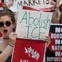 Simtiem tūkstošu cilvēku ASV protestēs pret Trampa imigrācijas politiku