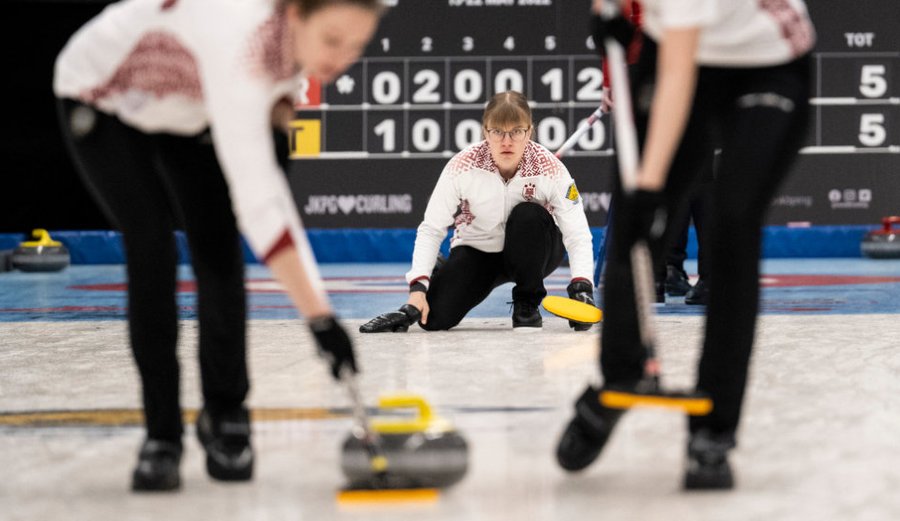 Unge latviske curlere fra Norge bærer cupen om andreplassen