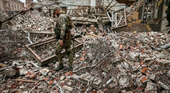Krievi nošāvuši divus ukraiņu karavīrus, kas padevās gūstā, ziņo Kijiva