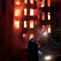 Ночью на ул. Калнциема открытым пламенем горел дом, движение перекрыто (дополнено в 19.00)