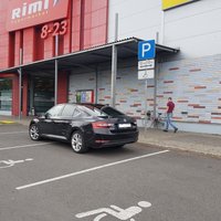 Invalīdu stāvvietā bez atļaujas un 'diplomātiskie huligāni' – parkošanās pārkāpumi Latvijā