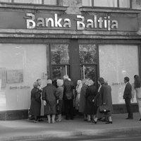 Крах "Банка Балтия". Денег нет, но на депозитах — миллионы: как жили латвийцы в 1995 году