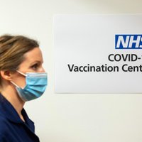 Covid-19: Lielbritānija sāk vakcinēšanu, Izraēlā nakts komandantstunda