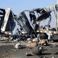 Foto: Turcijas spēki apšaudījuši uz Afrīnu braucošu kurdu konvoju