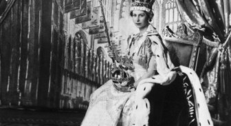 ФОТО: Памяти Елизаветы II. Лучшие портреты королевы - от сказочной эстетики до панк-рока