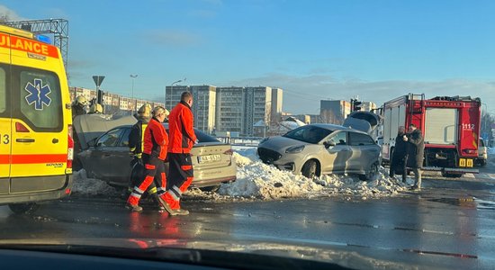 Video: Pēc avārijas Rīgā abi auto nonāk kupenā