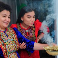 Covid-19: Turkmenistānā ierēdņiem un skolēniem līdzi jānēsā lakricas sīrups