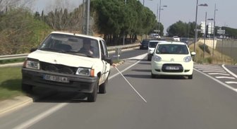 Video: Franču jokdaris koplietošanas satiksmē tēlo neredzīgu autovadītāju