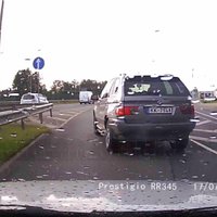 Video: BMW rada avārijas situāciju uz Jūrmalas šosejas