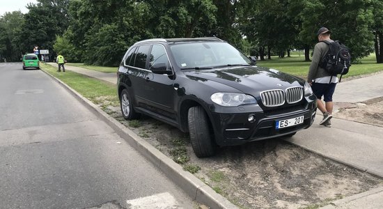 ФОТО: Водитель BMW припарковался прямо на газоне у торгового центра