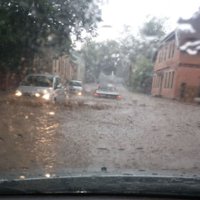 Lasītāja foto: Lietus pārpludina Cēsu ielas
