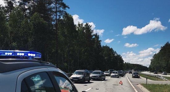 Тяжелая авария на Таллинском шоссе: движение в сторону Адажи разблокировано