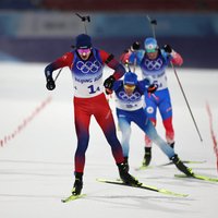 Norvēģijas biatlonisti atgūstas no liela deficīta un finišā izrauj zelta medaļu jauktajā stafetē