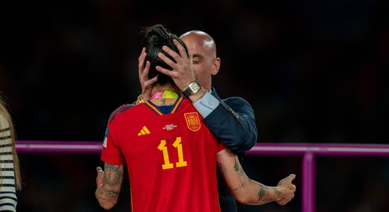 Skūpsts cietumsoda vērtībā – Spānijas prokuratūra pieprasa sodīt bijušo futbola vadītāju