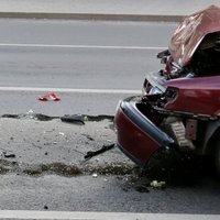 Talsu novadā apgāžas nepilngadīga šofera vadīts auto; četri cietušie