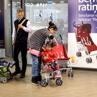 Lidostā 'Rīga' tagad bez maksas pieejami bērnu ratiņi izmantošanai terminālī