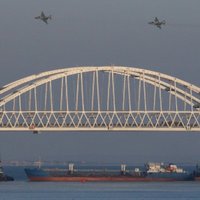 Krievijas robežsargi atklājuši uguni uz Ukrainas kuģiem, trāpot diviem bruņu kuteriem