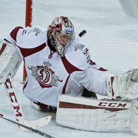 Video: Rīgas 'Dinamo' vārtsargam Sedlāčekam KHL nedēļas otrais skaistākais 'seivs'