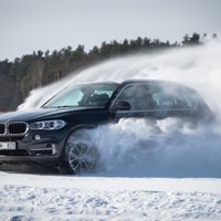 Video: Šlēgelmilhs ar BMW uz aizsalušā Baltezera izbrauc bobsleja trases virāžas