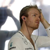 'Mercedes' piloti ātrākie slapjā trasē Interlagosā