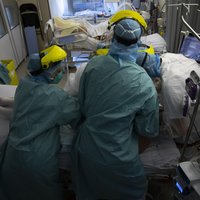 Covid-19: Hospitalizētiem slimniekiem piecreiz lielāks nāves risks nekā no gripas, secina pētnieki