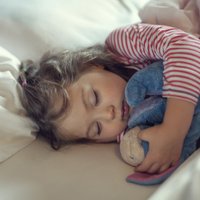 Astoņi viegli realizējami ieteikumi, kā palīdzēt bērnam no rītiem pamosties