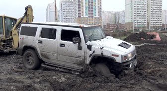 Video: 'Hummer' apvidnieks iestieg dubļos 20 metrus no asfalta
