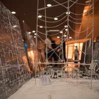 Foto: 'Lielajā dzintarā' atklāta laikmetīgās mākslas izstāde 'Kāds sakars'