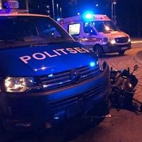 Foto un video: Tallinā policisti notriec ar pasažieri bēgošu motociklistu