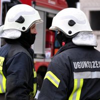 В Сигулде горел дом: во время работ по ликвидации пожара пострадал спасатель