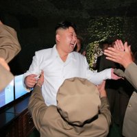 Kims Čenuns līksmo par godu veiksmīgajam ballistiskās raķetes izmēģinājumam