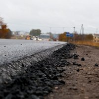 В Рижском регионе требуется заасфальтировать девять километров дорог