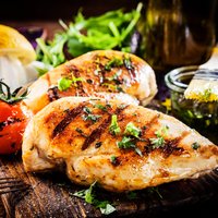 Kā iekļaut ēdienkartē cimperlīgo vistas fileju: padomi tievētājiem un sportotājiem