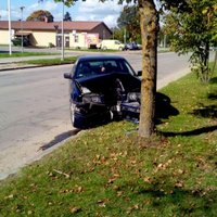 Valmierā 'BMW' vadītājs nenovalda stūri un ietriecas kokā