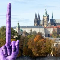Čehu mākslinieks prezidentam 'parāda vidējo pirkstu'