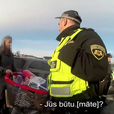 Video: Māte automobilī ilgstoši atstājusi zīdaini; brīnās par glābšanas dienestu ierašanos
