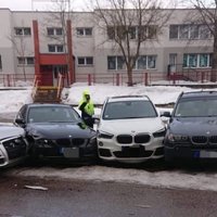Foto: Daugavpilī dzērājšoferis ar 'Audi' taranē ēkas piebūvi un trīs BMW