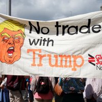 Tūkstošiem cilvēku Edinburgā protestē pret Trampa vizīti