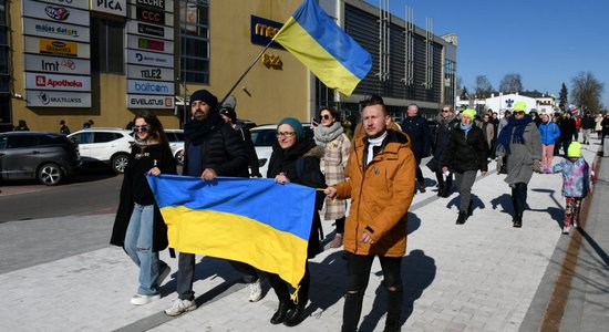 В Даугавпилсе минуту молчания на мероприятии поддержки Украины прервали петарды