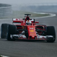 Fetels ātrākais šīs F-1 sezonas pirmajā oficiālajā testu sesijā