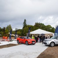 Foto: Latvijā uzsāk Baltijā lielākā 'Jaguar Land Rover' autosalona būvniecību