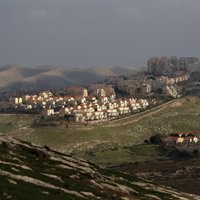 Pirms vēlēšanām Izraēla apstiprina gandrīz 1800 kolonistu mājokļu celtniecību Rietumkrastā
