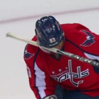 Video: 'Capitals' hokejistam ķiverē iesprūst nūja