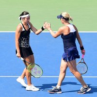 Sevastova ar Pavļučenkovu iekļūst Uhaņas WTA dubultspēļu turnīra pusfinālā