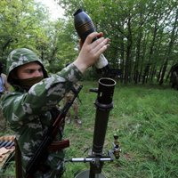 Foto: Separātistu bataljons 'Vostok' trenējas mežā pie Doņeckas