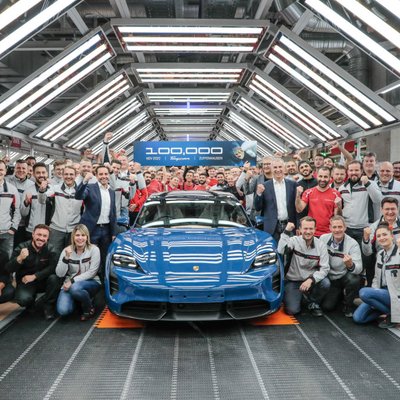 'Porsche' saražojis jau 100 tūkstošus elektrisko 'Taycan' modeļu