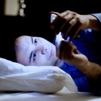 Pētnieki: viedtālruņu ekrāni kaitē miegam