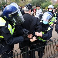 Foto: Londonā protestu laikā pret karantīnas ierobežojumiem aizturēti 150 demonstranti