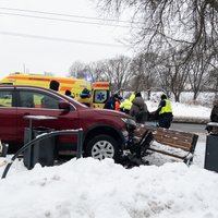 Torņakalnā avarējušo 'Nissan' vadījis deviņdesmitgadnieks; Siguldas pagastā gājuši bojā avarējušo auto vadītāji