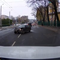 Rīgas centrā BMW vadītājs veic negaidītu manevru un sadauza spēkratu (aculiecinieka video)